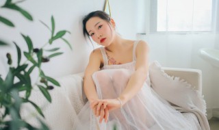 吊带裙里面穿什么搭配衣服