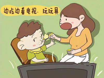 宝宝边吃饭边玩玩具怎么办